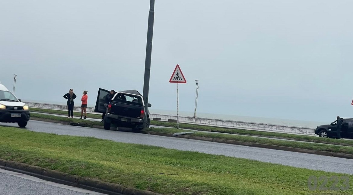 Impactante choque en la costa: perdió el control y terminó abrazado a una columna de alumbrado