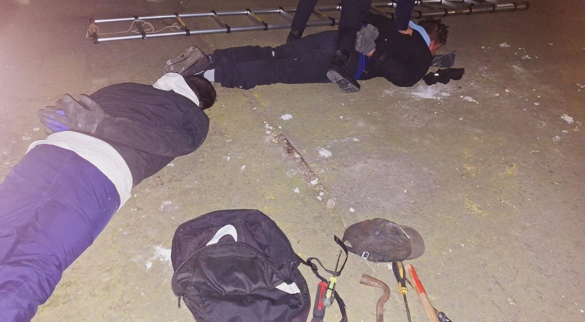Tienen múltiples antecedentes y cayeron al intentar robar en una casa