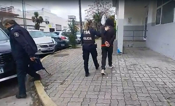 Abrió una camioneta, robó una mochila y lo atraparon los vecinos
