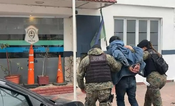 Brutal: tiró a la pareja al piso para sacarle el celular tras una discusión