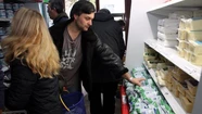 En medio de la crisis, "Nuevo Amanecer" vende leche al costo para reactivar el consumo