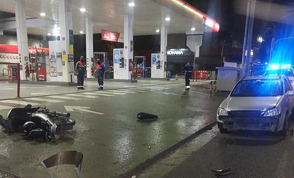 Violento choque entre un auto y una moto en Independencia y Alberti | 0223