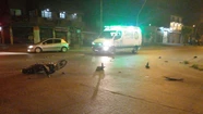 Chocó un remís y una moto: un joven de 24 años pelea por su vida