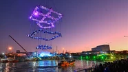  La agrupación UOW dio un inédito espectáculo coreográfico sobre el espejo de agua de la Banquina de Pescadores.
