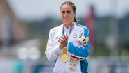 Belén Casetta y una medalla de oro con un pan bajo el brazo