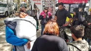 Los familiares de Mauro Monsón aguardaron la lectura de la sentencia en la puerta de Tribunales.