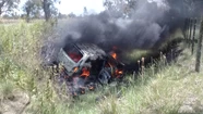 Un auto despistó a 500 metros de Aquasol y se prendió fuego