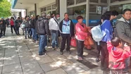 Este lunes se vieron largas colas en las delegaciones de Anses. 