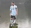 La impresionante gigantografía de Messi sobre un río en India