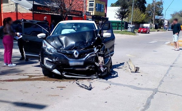 Triple choque entre auto, camioneta y moto terminó con un hombre y una ...