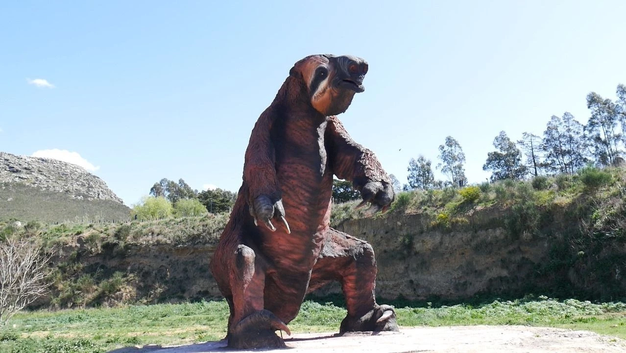 El megaterio instaurado en el geoparque balcarceño.