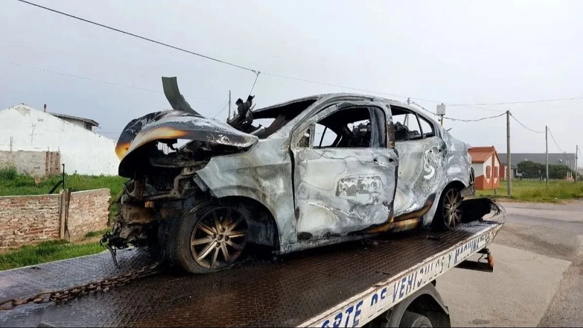 Impactante siniestro en ruta 11: chocó el auto contra un poste y escapó antes de ser calcinado