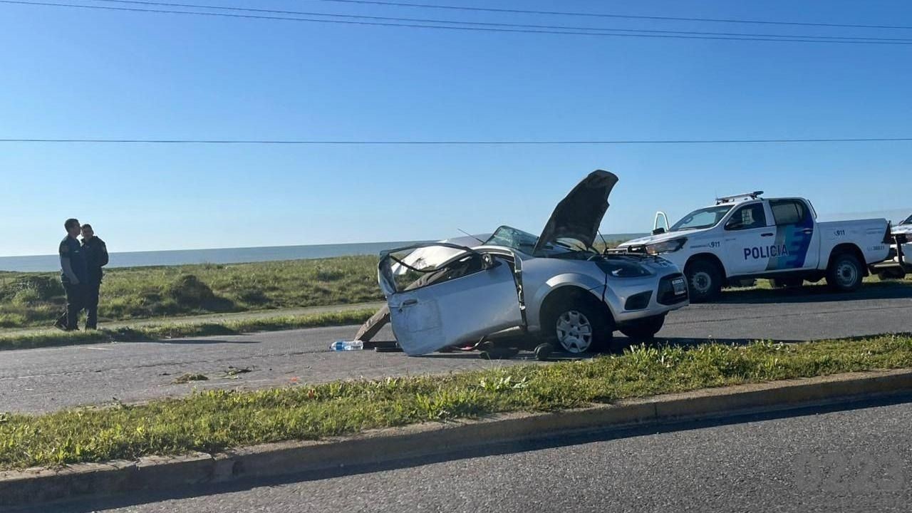 Un auto chocó contra una columna y se partió en dos: un bebé falleció ...