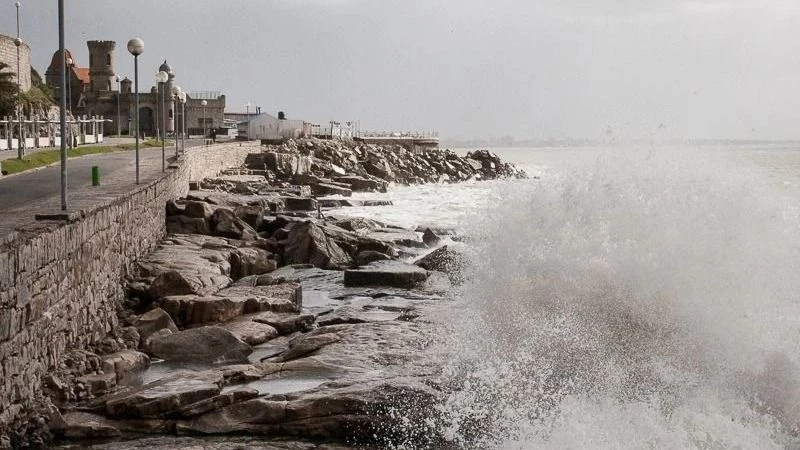 Doble alerta amarillo por lluvias y tormentas para este sábado en Mar del Plata: qué dice el pronóstico para el domingo