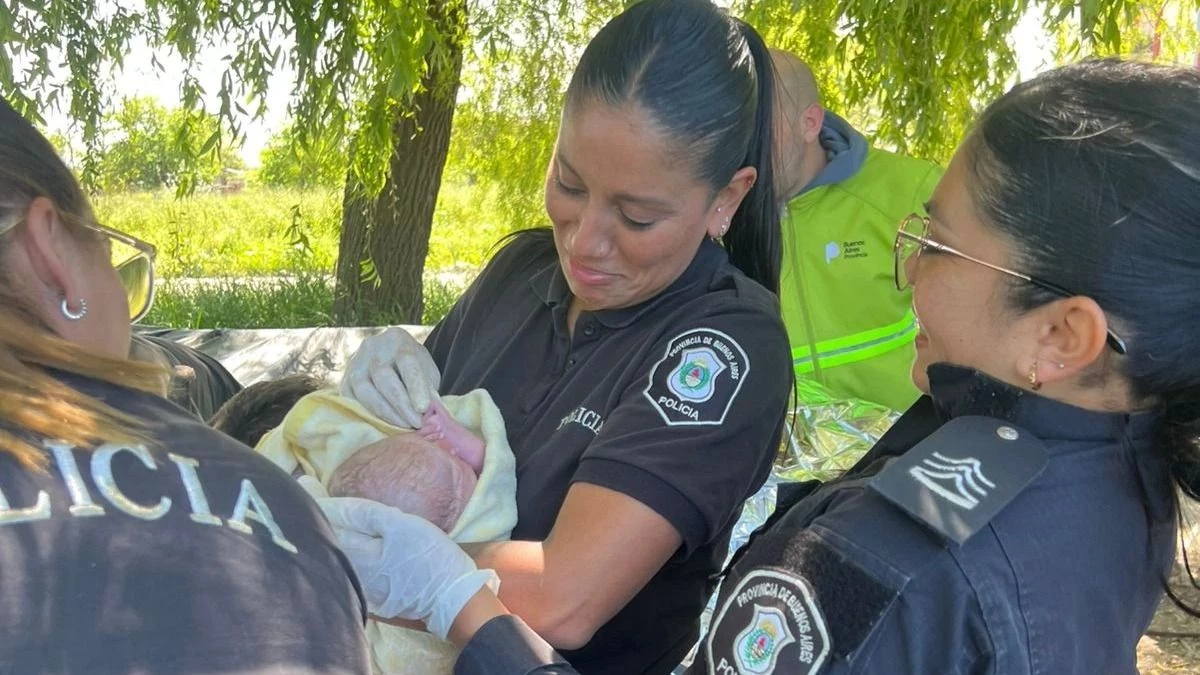 "Nos arrodillamos y comenzamos a asistirla": qué dijeron las policías parteras