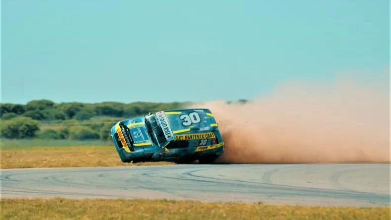 Milagro en el Turismo Pista: piloto marplatense salió ileso de un impresionante vuelco