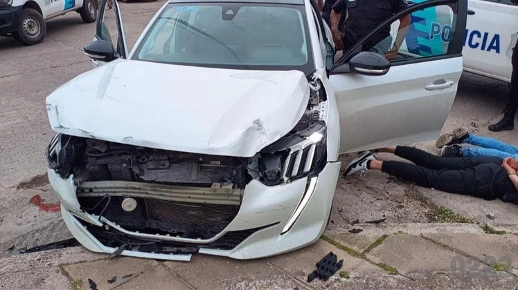 Persecución y tiroteo: robaron un auto, huyeron de la Policía a toda velocidad y chocaron contra una camioneta que terminó volcada Persecución y tiroteo: robaron un auto, huyeron de la Policía a toda velocidad y chocaron contra una camioneta que terminó volcada