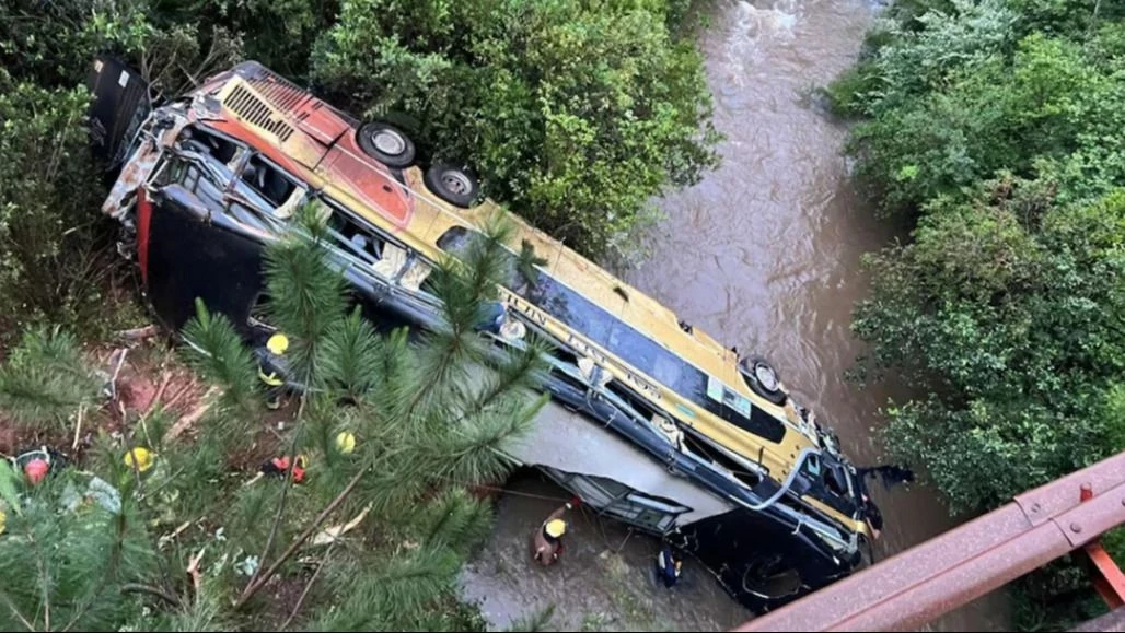 El colectivo cayó en el arroyo.