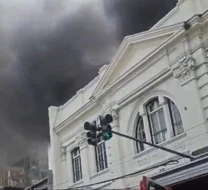 Video: tremendo incendio de un taller mecánico pone en peligro a los alumnos de una escuela Video: tremendo incendio de un taller mecánico pone en peligro a los alumnos de una escuela