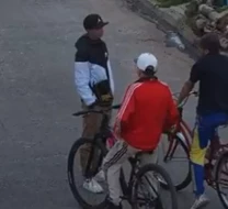 Terrible video: adolescente discutió con un conocido, sacó un arma de la riñonera y lo mató Terrible video: adolescente discutió con un conocido, sacó un arma de la riñonera y lo mató