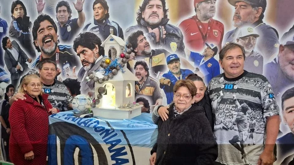 Las hermanas de Diego se "bautizaron" en la Iglesia Maradoniana