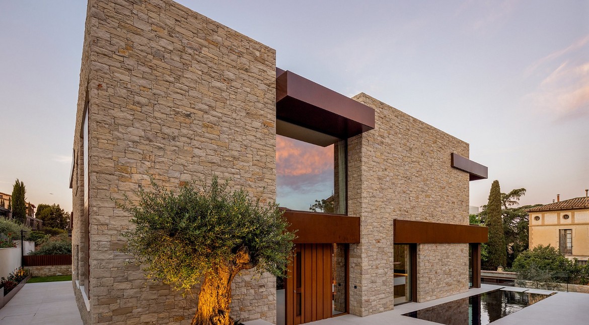 Casas que recuperan materiales antiguos: la arquitectura vuelve a mirar al pasado