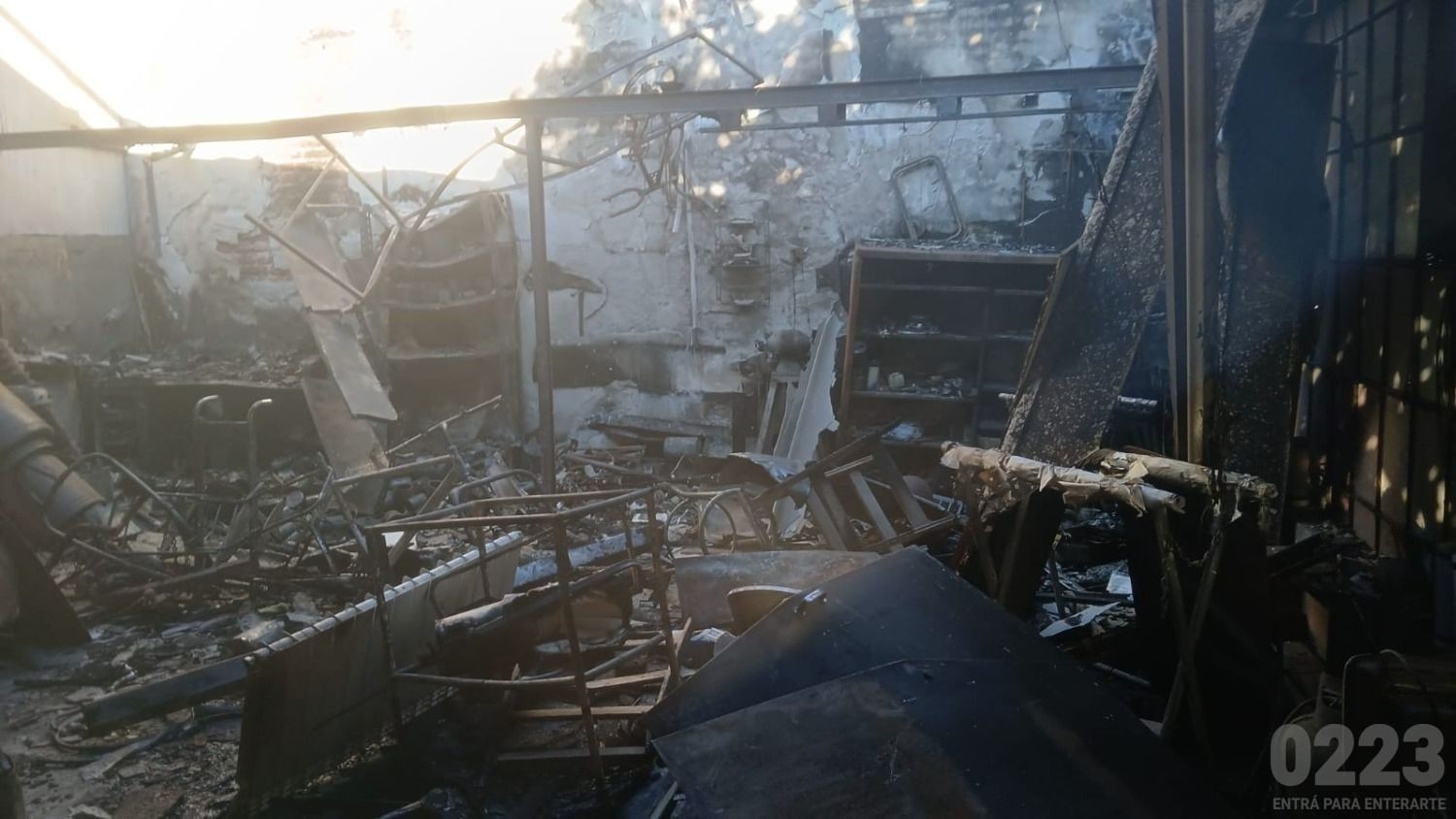 Taller de chapa y pintura destruido por un incendio en el barrio Las Avenidas de Mar del Plata