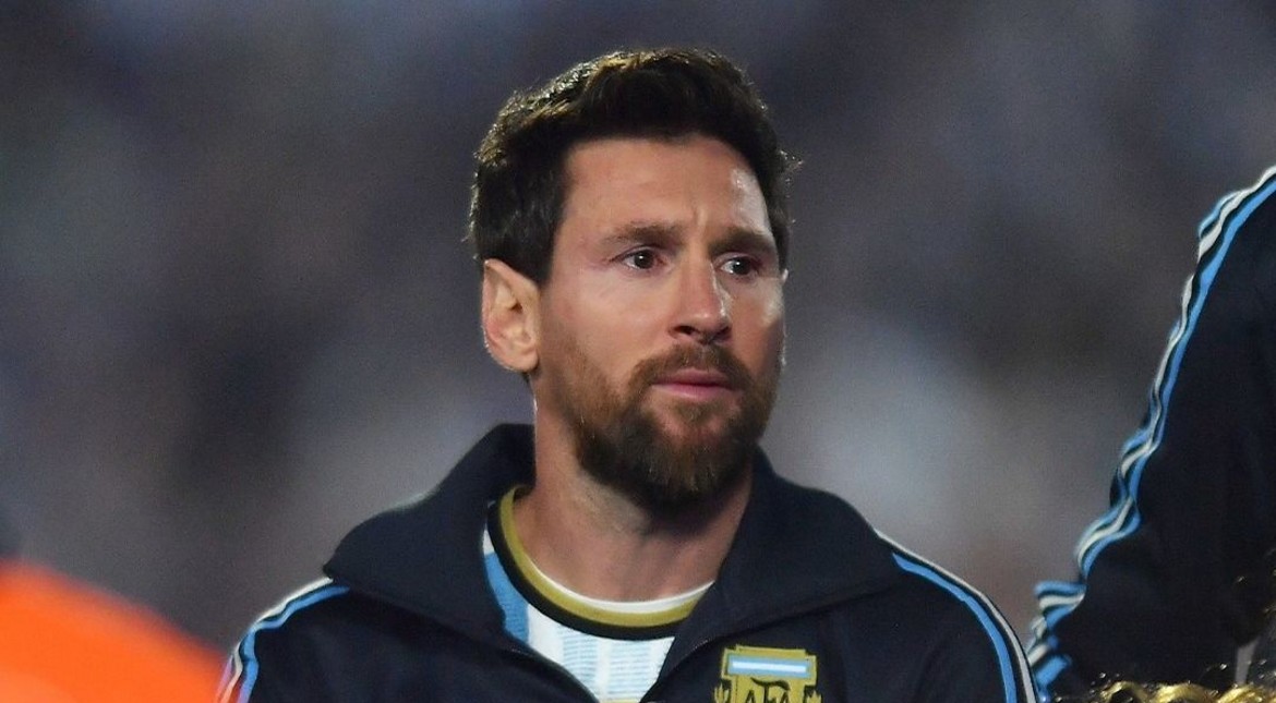 Messi no aguantó y se quebró en su último himno con la Selección