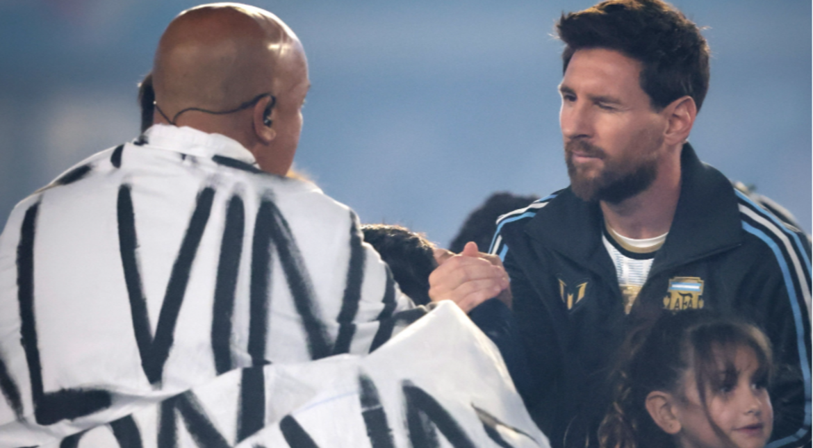 El excombatiente de Malvinas que cantó el himno en la despedida de Messi junto a la sábana del partido contra Inglaterra