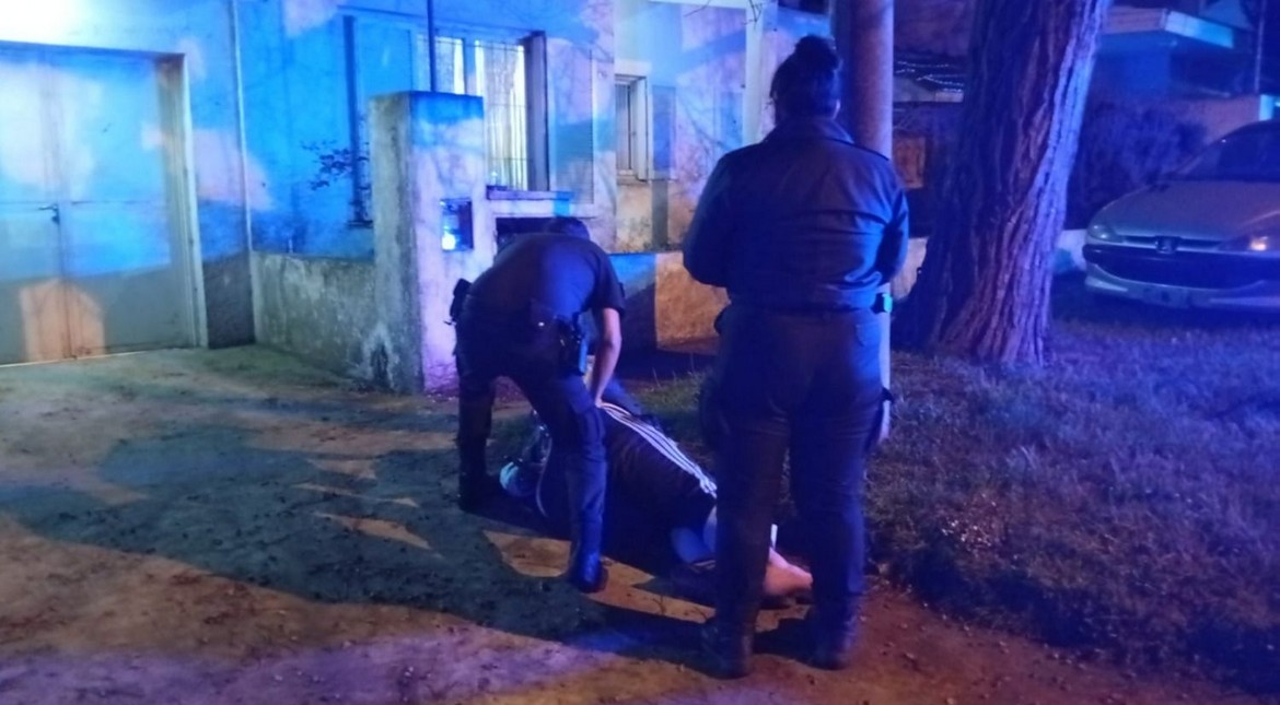 Otra entradera en San Carlos: detuvieron a uno de los autores cuando se tiró de un auto en movimiento