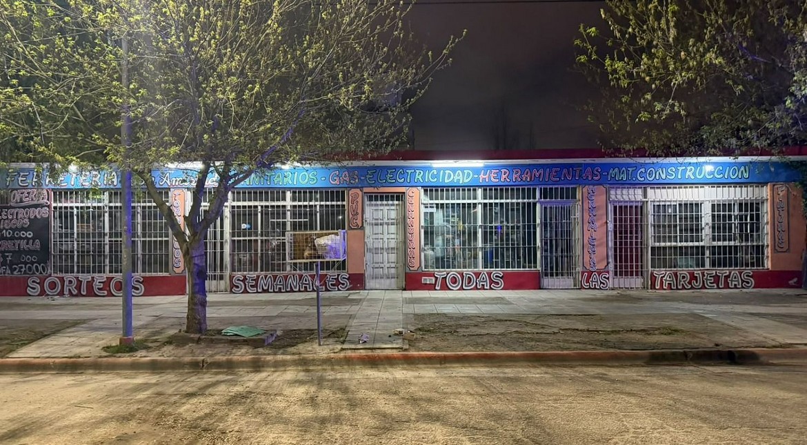 Atrapan a ladrón que rompió la vidriera de una ferretería para robar