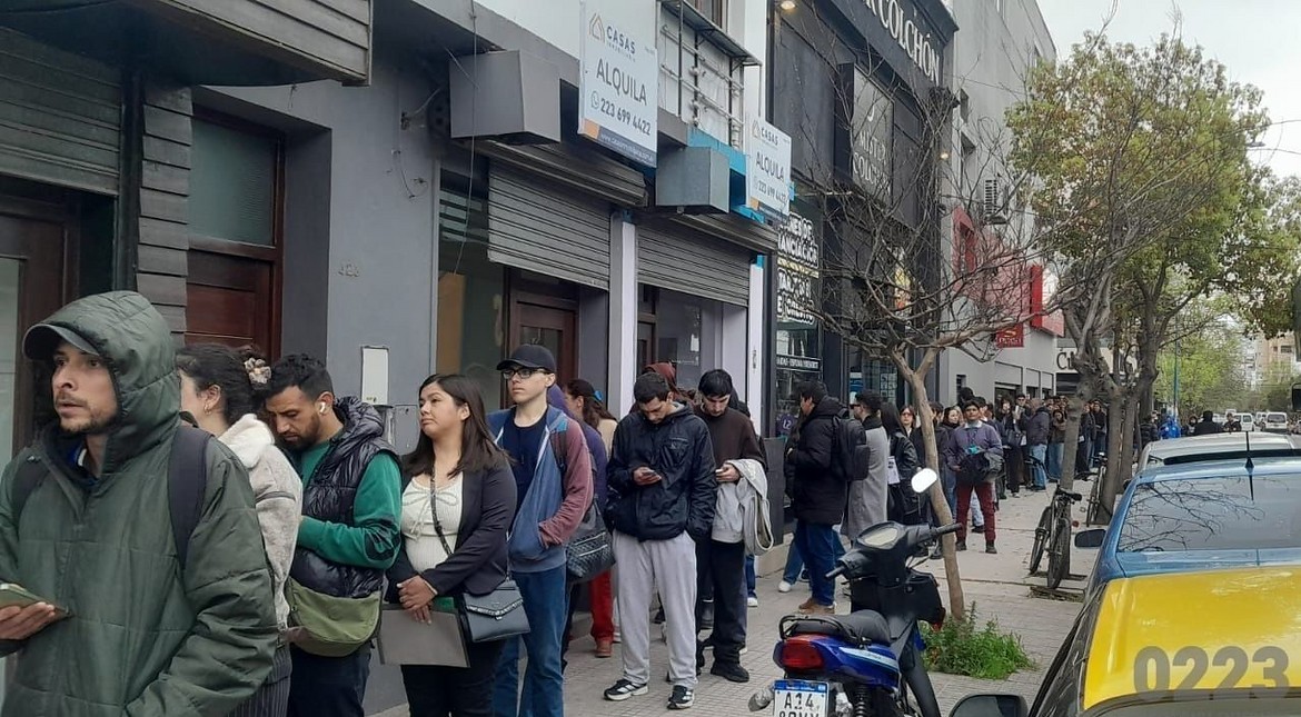 La postal de la crisis: cientos de personas hicieron una fila de 8 cuadras para conseguir empleo en Mar del Plata