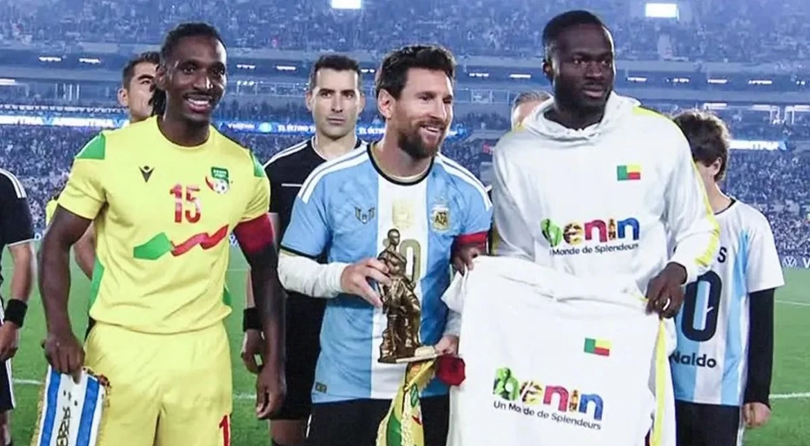 Messi recibió tres regalos de Benín y uno sorprendió a todos: qué representa la estatuilla