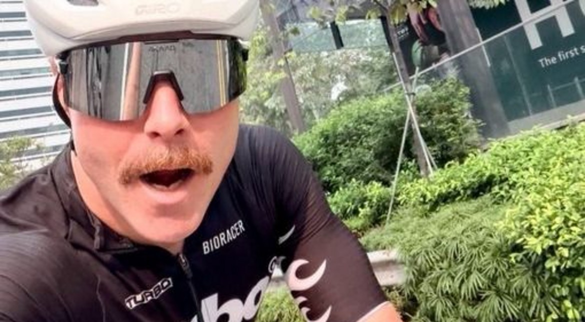Una locura: el piloto de Fórmula 1 que sorprendió a todos y se fue de un Gran Premio al otro en bicicleta
