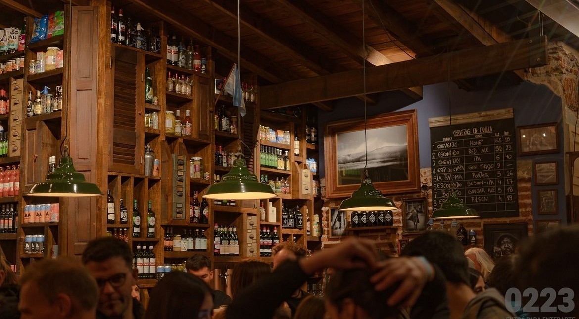 La Hostería desembarcó en La Perla: pastas caseras, pizza napolitana y cerveza en una esquina con historia