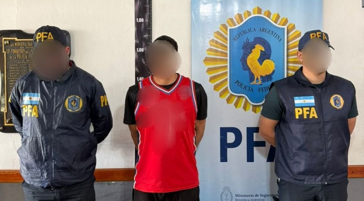 Allanaron una casa por una investigación de drogas y encontraron un arma cargada