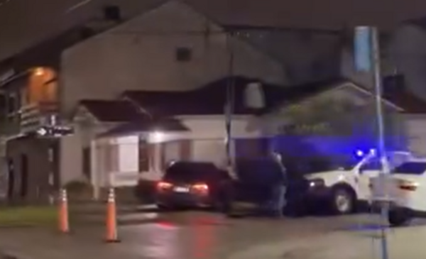 Un auto quedó incrustado en el frente de una casa en el barrio Don Bosco: "Hay un hombre detenido en el piso"