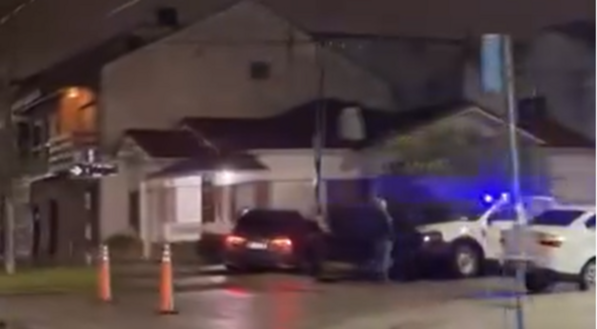 Un auto quedó incrustado en el frente de una casa en el barrio Don Bosco: "Hay un hombre detenido en el piso"