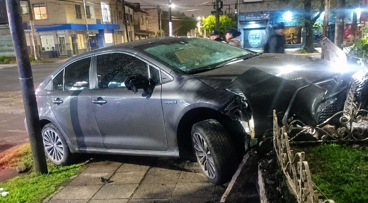 Video: andaban armados en auto, evadieron un control policial y destrozaron el frente de una casa