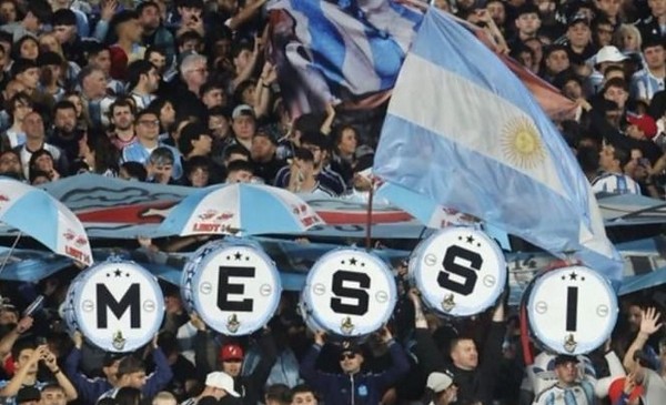 Polémica detrás del homenaje a Messi: cortes de sonido, barras y emboscada de River contra la AFA