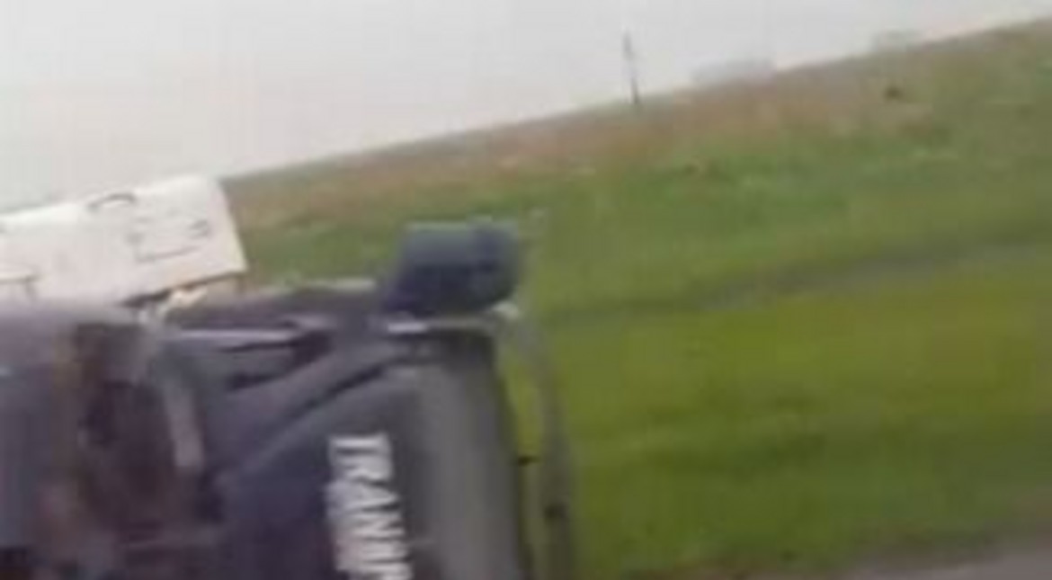 Camión fuera de control en ruta 2: despistó y terminó sobre el cantero central