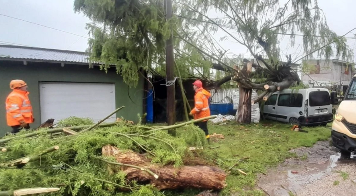 Defensa Civil aseguró que para mañana al mediodía "tendremos una ciudad normal, si el clima lo permite"