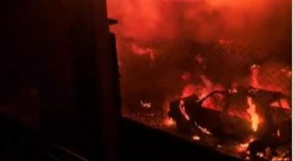 Video: feroz incendio de un chalet de dos plantas y un auto en la avenida Jara