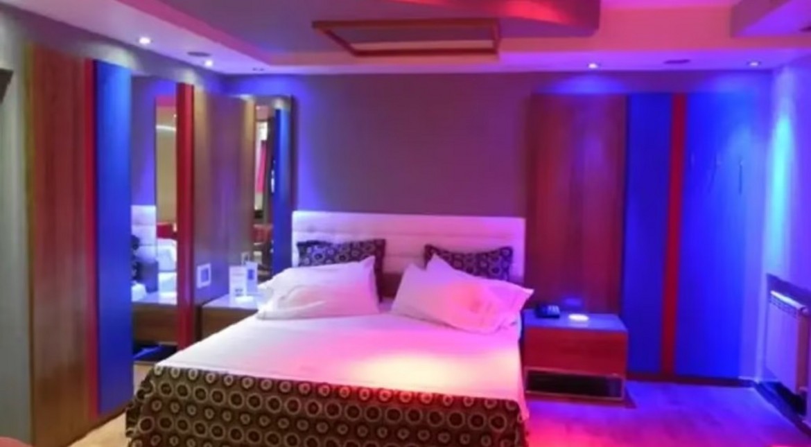 Fue a un hotel alojamiento, reconoció a su ex por un "detalle" y todo terminó en escándalo