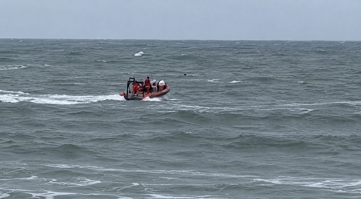 Dramático video: rescate de un windsurfista en el mar en plena sudestada
