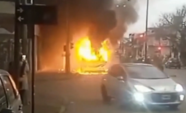 En cuestión de segundos se incendió un colectivo lleno en Berazategui: los pasajeros lograron bajar a salvo
