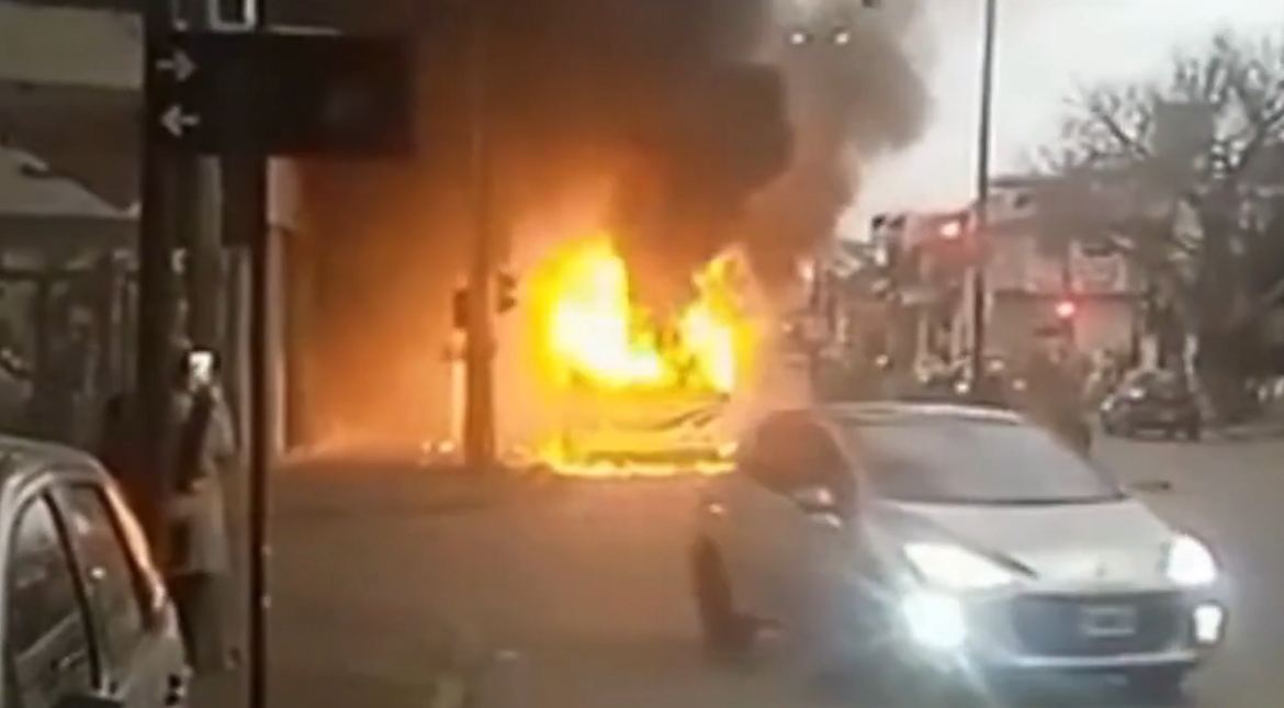 En cuestión de segundos se incendió un colectivo lleno en Berazategui: los pasajeros lograron bajar a salvo