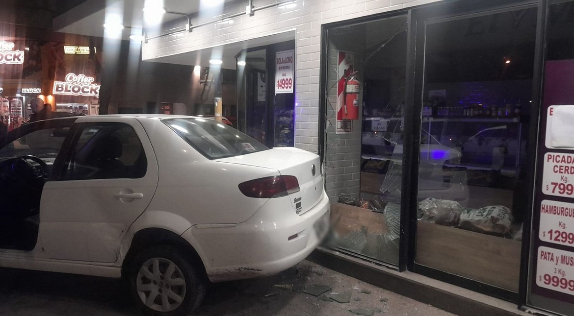 Despistó y chocó contra una carnicería: le secuestraron el auto por alcoholemia positiva