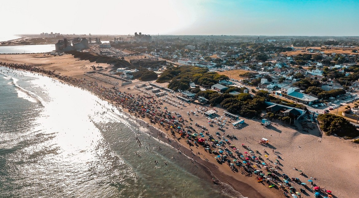 A menos de dos horas de Mar del Plata: el pueblo de acantilados y playas infinitas ideal para descansar