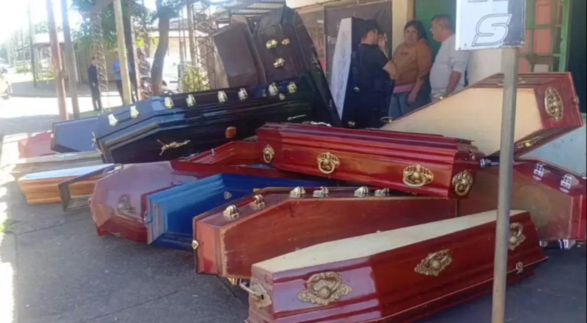 Macabro hallazgo: encontraron 30 ataúdes y urnas en una antigua panadería